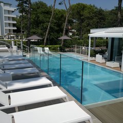 Pool und Liegen unter der Sonne von Lignano im Hotel Erica