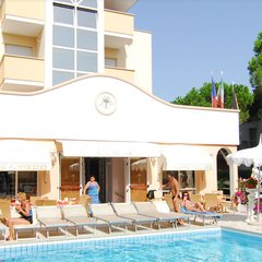 Der Pool des Hotels Villa Luisa in Lignano